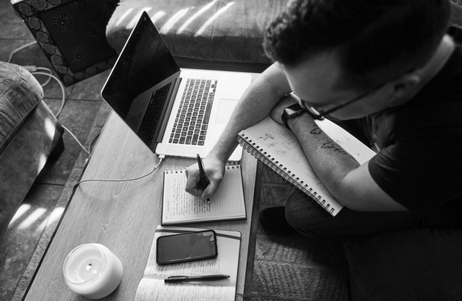 Profesional analizando datos financieros en entorno empresarial moderno
